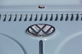 VW 1500 Automatic (1968) - gross auf der vorderen Haube, das VW-Zeichen (1968)