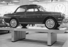VW 1500 S (1963) - Internationale Automobilausstellung (IAA) in Frankfurt 1963 - die 1500-S-Limousine auf das Podest gehoben