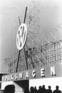 Bild: VW (1953) - Internationale Automobilausstellung (IAA) in Frankfurt 1953 - VW-Halle von aussen mit grossem Emblem