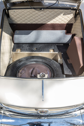 VW Beutler Coupé (1958) - Kofferraum mit offengelegtem Reserverad