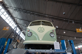VW Bulli T1 (1966) -für EUR 59'000 angeboten - Retro Classics Stuttgart 2017