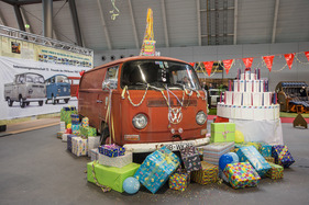 VW Bulli T2 (1967) -zum 50-jährigen Club-Jubiläum mit Torte - Retro Classics Stuttgart 2017