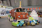 VW Bulli T2 (1967) -zum 50-jährigen Club-Jubiläum mit Torte - Retro Classics Stuttgart 2017