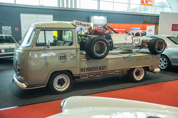 VW Bulli mit Formel 5000 auf der Ladebrücke - Retro Classics Stuttgart 2020