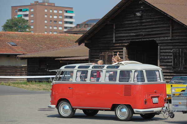 VW Bus (1962) - Samba-Bus weckt immer Begeisterung, auch bei den kleinen insassen - Oldtimer Sunday Morning Zug am 5. August 2018