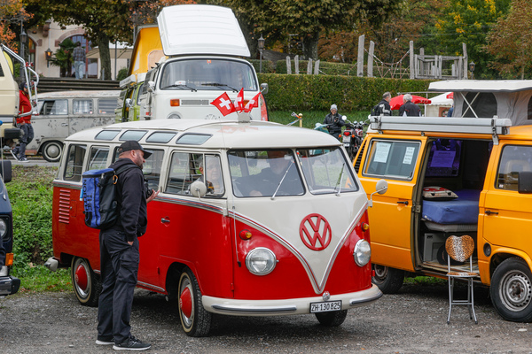 Image: VW Bus (1962) - with roof windows - Albisgütli Classics Cars & Bikes October 2025