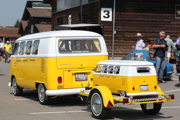 VW Bus (1964) - mit passendem Anhänger und Ladegut, alle Luken offen - Oldtimer Sunday Morning Zug am 5. August 2018