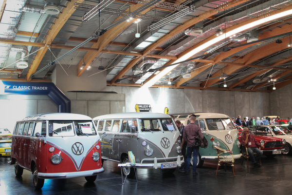 Bild VW Bus (Bulli) der ersten Generation in verschiedenen Ausführungen - Classic Expo Salzburg 2019