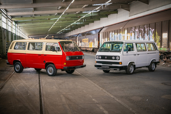 Bild: VW Bus L (1979) & VW T3 Microbus (1994) – Auf dem Stand in Bremen von VWNO