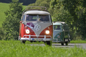 VW Bus T1 Camper (1962) - dahinter ein Samba - an der Rallye Historique der Schloss Bensberg Classics 2014