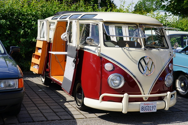 VW Bus T1 in Samba-Ausführung mit 23 Fenstern plus Faltschiebedach. Der bei Liebhabern wohl begehrteste aller VW-Busse der Generation T1 – Einbecker Oldtimertage 2025