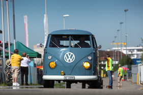VW Bus T1 - schlicht wie ein Nutzfahrzeug - am 2. TCS Youngtimer und Classictreffen in Pratteln im Jahr 2016