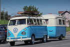 VW Bus T1 - stilgerecht mit Surfbrett und Wohnwagen in passender Lackierung - am OSMT Zug vom 7. August 2016