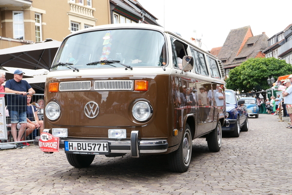 VW Bus T2b mit den typischen, direkt unterhalb der Windschutzscheibe angeordneten Blinkern. Beim T2a sitzen sie direkt über der Stoßstange – Einbecker Oldtimertage 2025