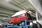 VW Bus T3 (1988) - auf der Hebebühne zur "Inspektion" - Bremen Classic Motorshow 2019