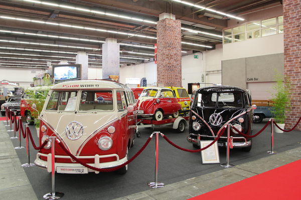 VW Bus Typ 2 T1 (1960) - inmitten seiner Kollegen - IAA Heritage by Motorworld 2019