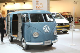 VW Bus Type 2 T1 (1950) - einer der ersten Transporter - Volkswagen feiert 70 Jahre Bulli (Techno Classica 2017)