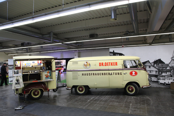 VW-Bus in Dr.-Oetker-Aufmachung vor passender Kulisse - Techno Classica Essen 2018