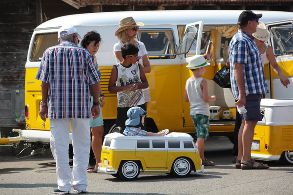 Image: VW Bus in all sizes - after all, the drivers are also of different sizes - Oldtimer Sunday Morning Meeting in Zug on August 5, 2018