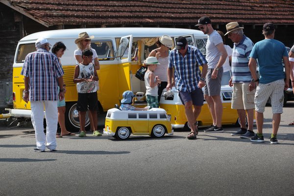 Bild: VW Bus in drei Grössen, aber immer in derselben Lackierung - Oldtimer Sunday Morning Treffen in Zug am 5. August 2018
