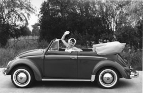 VW Cabriolet (1961) - die hohe Windschutzscheibe bot guten Windschutz, ein Kopftuch war trotzdem empfehlenswert