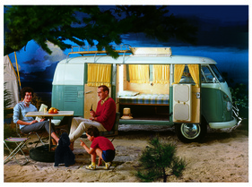 VW-Camping-Bus, ab 1961 produziert – Ungefähr so sah die "Dormobile"-Idylle der Sechziger aus. VW-Camping-Bus, ab 1961 produziert – Ungefähr so sah die "Dormobile"-Idylle der Sechziger aus.