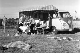VW-Camping-Bus, ab 1961 produziert – das Vorzelt bezahlt man auch mit dem Verlust spontaner Mobilität. VW-Camping-Bus, ab 1961 produziert – das Vorzelt bezahlt man auch mit dem Verlust spontaner Mobilität.