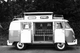 VW-Camping-Bus, ab 1961 produziert – mit Aufstelldach und zwei Gepäckträgern VW-Camping-Bus, ab 1961 produziert – mit Aufstelldach und zwei Gepäckträgern