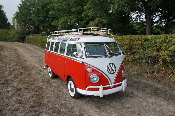 VW Combi T1 1600 modifié Samba 23 fenètres von 1974, geschätzt auf EUR 50’000 - 70’000, hochgeboten bis auf EUR 165’000 (+275 %) (Artcurial Sur les Champs)