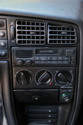 VW Corrado VR6 (1993) - Mittelkonsole mit eingebauten Fisher-C-Boxen