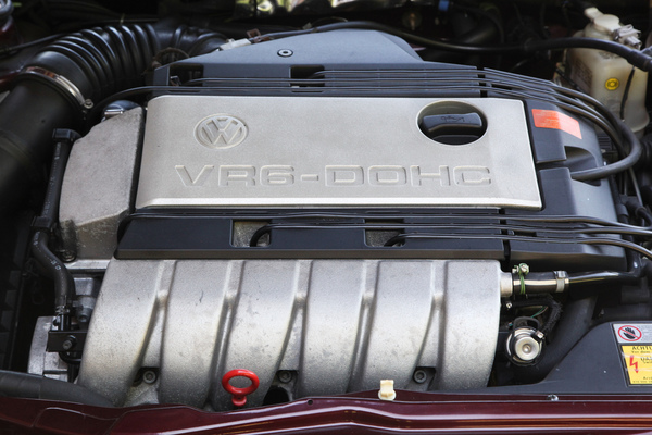 VW Corrado VR6 (1993) - das Besondere ist der geringe Winkel von 15 Grad zwischen den Zylinderbänken