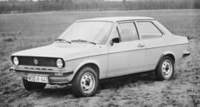VW Derby L (1977) – mittlere Ausstattung mit Chrom-Stossfängern und seitlicher Zierleiste VW Derby L (1977) – mittlere Ausstattung mit Chrom-Stossfängern und seitlicher Zierleiste