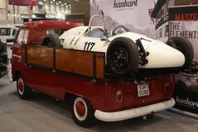 VW Formel V (1965) - auf der Ladebrüche eines VW-Bullis (Techno Classica 2013)