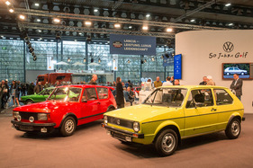 Bild VW Golf (1974) neben einem seiner vielen Vorläufer, dem EA276 – Bremen Classic Motorshow 2024
