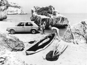 VW Golf (1975) - geräumiger Kofferraum, aber ob das Boot da mit allem Zubehör wirklich hineinpasst
