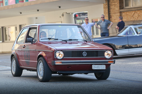 VW Golf (1977) - wohl auf dem Weg zur Rampe, um "Planted" zu kaufen? - V8-/I6-Hybridtreffen in der Motorworld Kemptthal 2021
