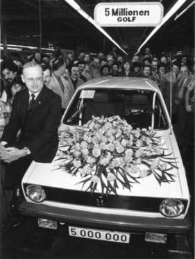 VW Golf (1982) - am 25. Februar 1982 wurde das 5'000'000. Exemplar gebaut, stolz präsentiert von Carl Horst Hahn