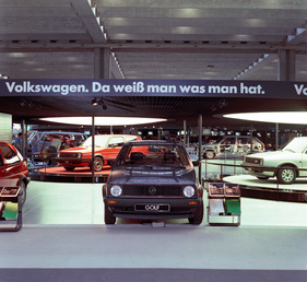 VW Golf (1983) - in unterschiedlichen Farben auf dem Messestand der IAA 1983