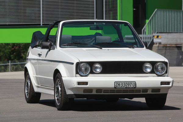VW Golf Cabriolet 1800 (1988) - alles in Wagenfarbe, wie es beim Sondermodell "Quartett" begann