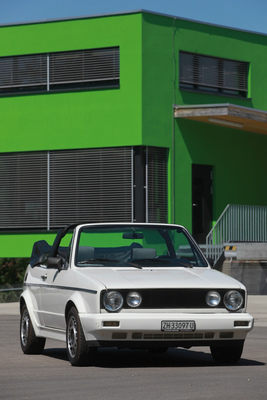 VW Golf Cabriolet 1800 (1988) - berühmt wurde ein weisses Golf Cabriolet, das dem jungen Chirurgen und Frauenschwarm Udo Brinkmann in der Fernsehserie "Schwarzwaldklinik" als fahrbaren Untersatz diente