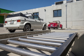 VW Golf Cabriolet 1800 (1988) - das hoch auftürmende Verdeck verbindet die beiden