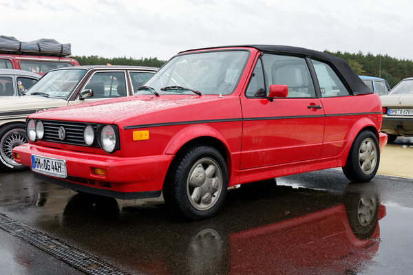 VW Golf Cabriolet (1988) – US-Reimport auf Ronal Urs, den berüchitgten Bärchen-Rädern – Oldtimer-Show Berlin 2022