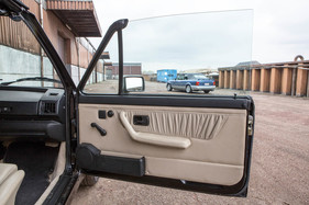 VW Golf GLi Cabriolet (1992) - Türverkleidung mit Blick auf einen Ford Escort