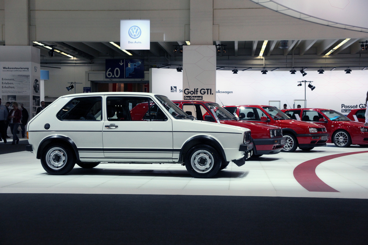 VW Golf GTI (1976) - neben seinen Nachfolgern (Techno Classica 2013)