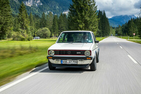 VW Golf GTI (1977) – beansprucht nur gut die Hälfte der Fahrspur-Breite