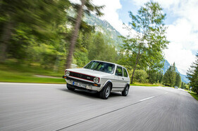 VW Golf GTI (1977) – die rote Kühlergrill-Umrandung verleiht einen Schuss Schärfe.