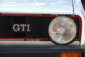 VW Golf GTI (1981) - die Stossfänger änderten, das GTI-Zeichen (noch) nicht - 40. Oldtimer-Meeting Baden-Baden 2016
