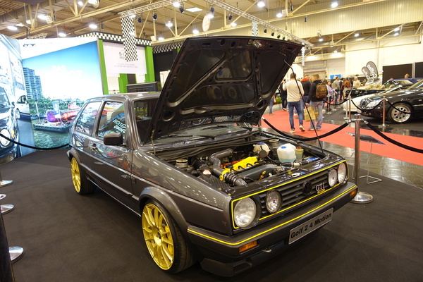 VW Golf GTI (1988) – mit der Antriebstechnik des Golf (IV) 20 VT als Werbeträger für die Sonderausstellung "Tuning VW vs. Opel" im Technikmuseum Speyer – Essen Motor Show 2024