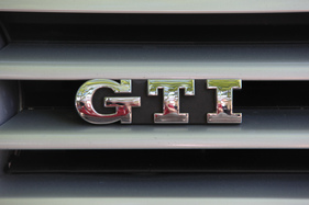 VW Golf GTI (2002) - GTI-Zeichen in Chrom - 40. Oldtimer-Meeting Baden-Baden 2016