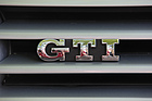 VW Golf GTI (2002) - GTI-Zeichen in Chrom - 40. Oldtimer-Meeting Baden-Baden 2016
